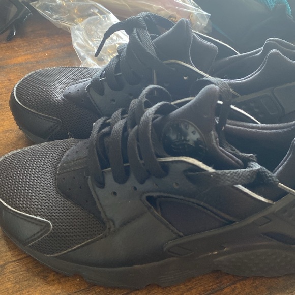 Nike zoom running Atle shoes size 8.5
Nike Huarache boys size 7Y - Picture 5 of 6